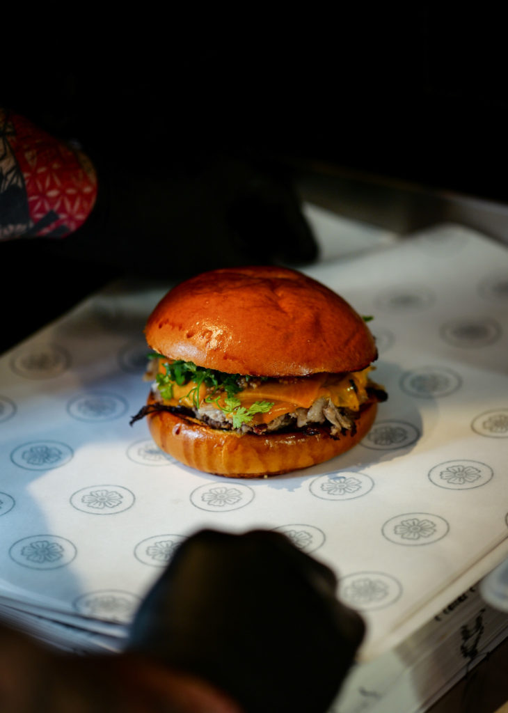 Burger sur papier imprimé