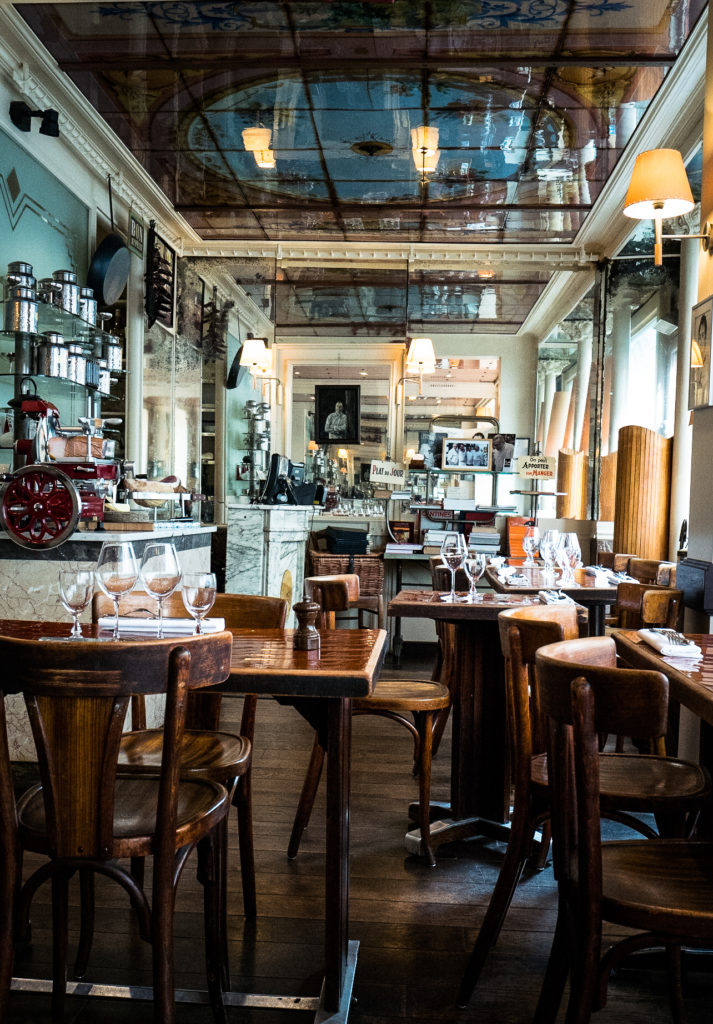 Salle de brasserie, banquettes et verrière
