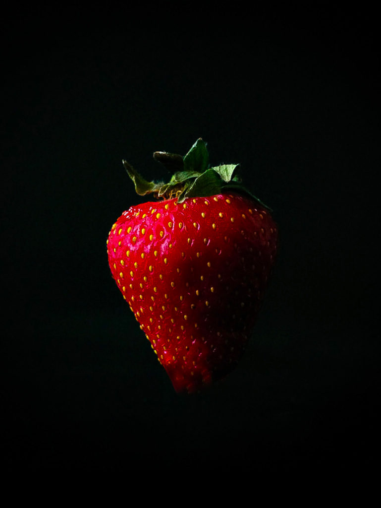 Fraise sur fond noir