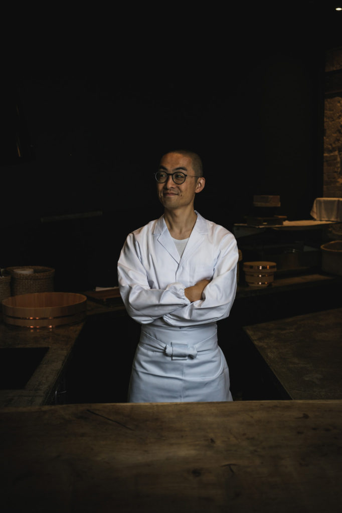 Portrait d’un chef en veste blanche, bras croisés