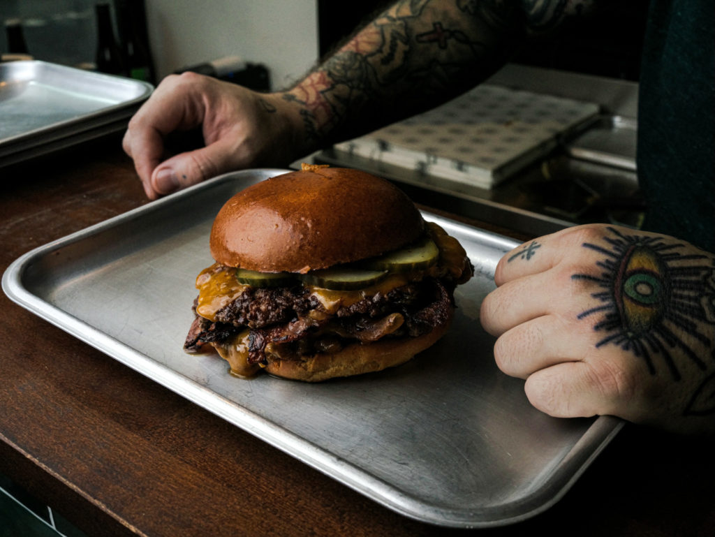 Burger servi sur un plateau inox