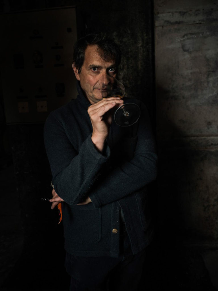 Portrait en clair-obscur d’un homme en veste sombre