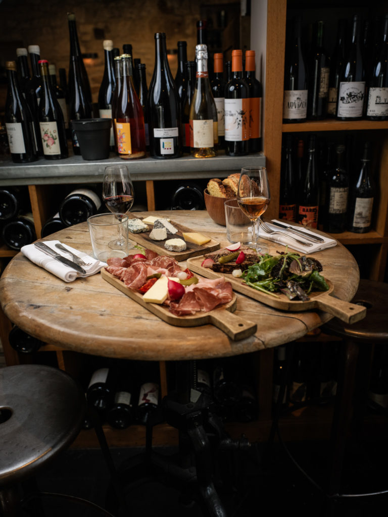 Charcuteries et bouteilles de vin sur une table ronde