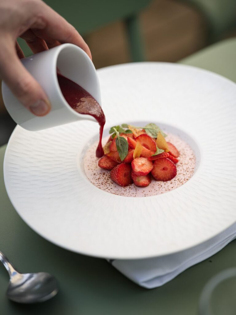 Coulis versé sur un dessert aux fraises, Baca’v Boulogne