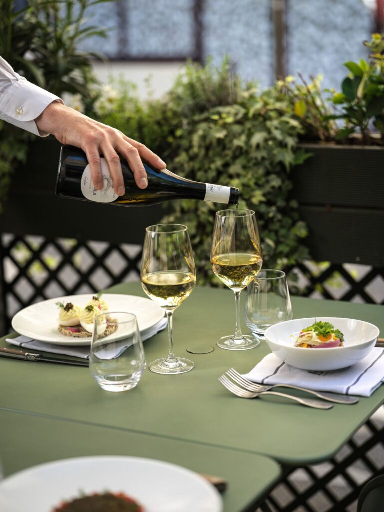 Service du vin en terrasse, Baca’v Boulogne