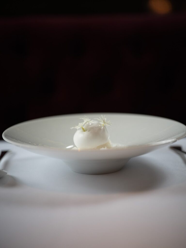 Dessert blanc et fleurs dans une assiette creuse, Caprice, Hong Kong