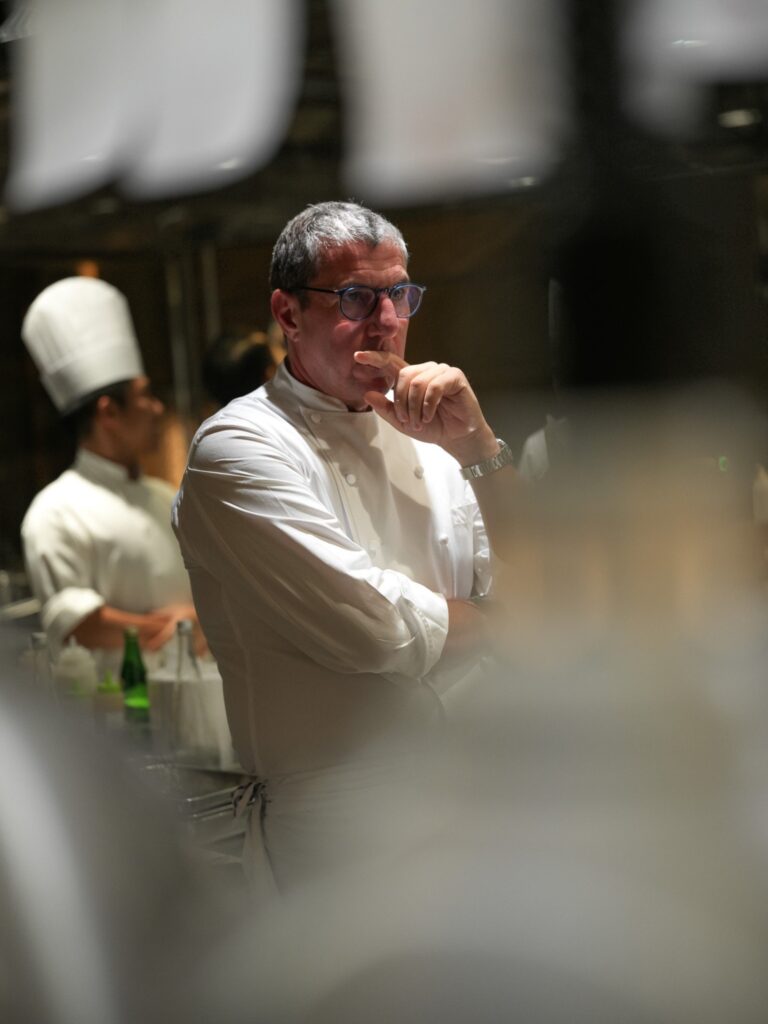Le chef Guillaume Galliot en cuisine, Caprice, Hong Kong