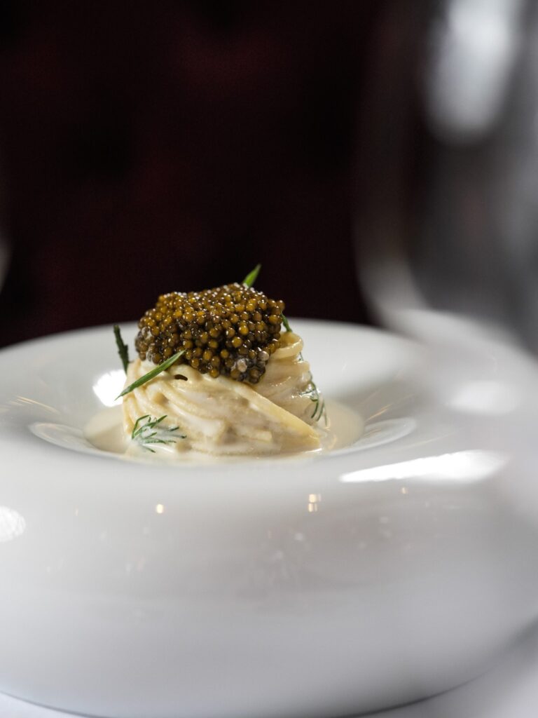 Spaghetti au caviar dans une assiette blanche, Caprice, Hong Kong