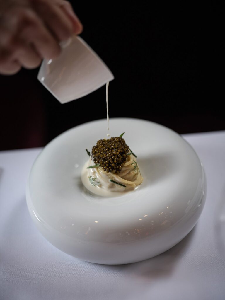 Sauce versée sur les spaghetti au caviar, Caprice, Hong Kong