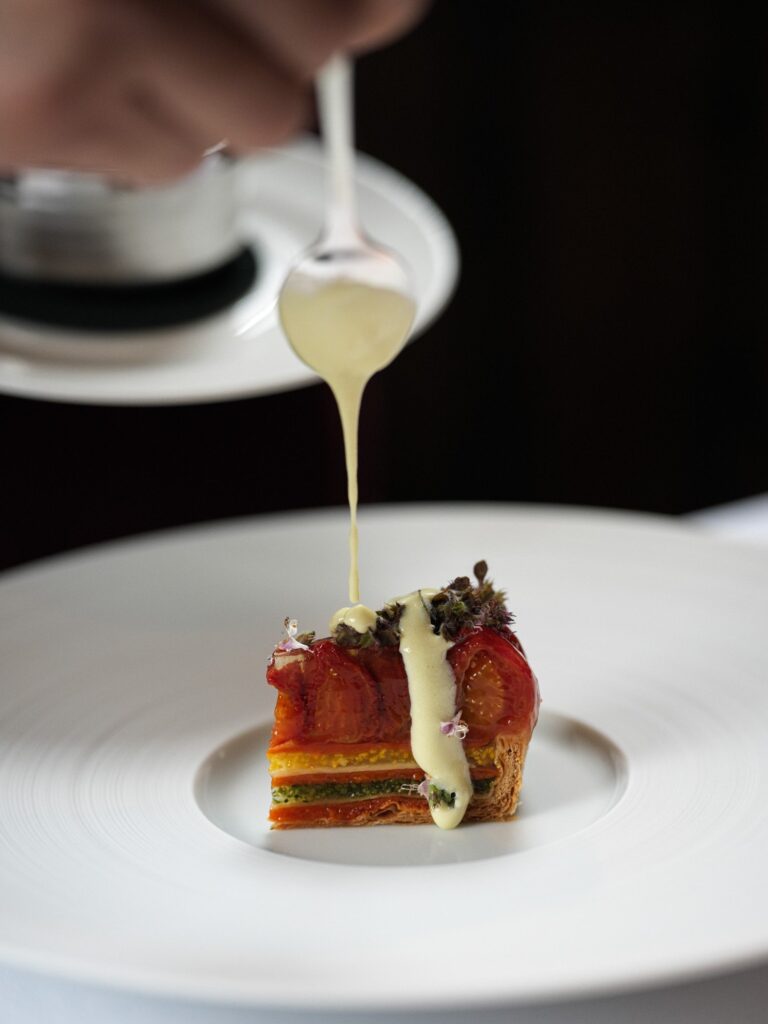 Sauce nappée à la cuillère sur une tarte à la tomate, Caprice, Hong Kong