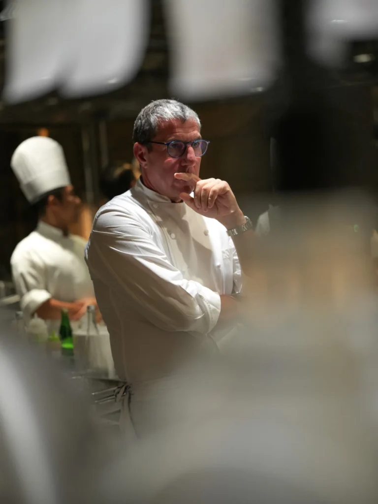 Le chef Claude Bosi, pensif, dans la cuisine du Caprice à Hong Kong, portrait par Stéphane Riss