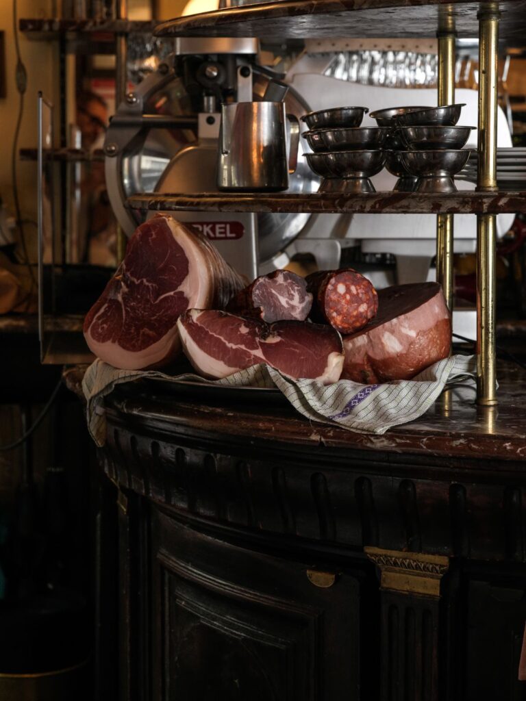 Jambons et charcuteries italiennes au bar du Cherche-Midi