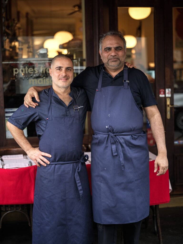 L’équipe du Cherche-Midi devant le bistrot