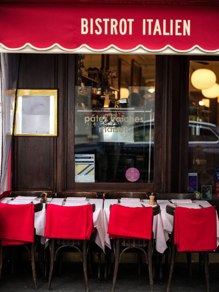 Façade rouge du Cherche-Midi, bistrot italien à Paris 6e