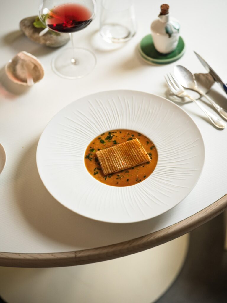 Calamar et bouillon servis à table, verre de vin rouge, Fabien Ferré, Le Castellet