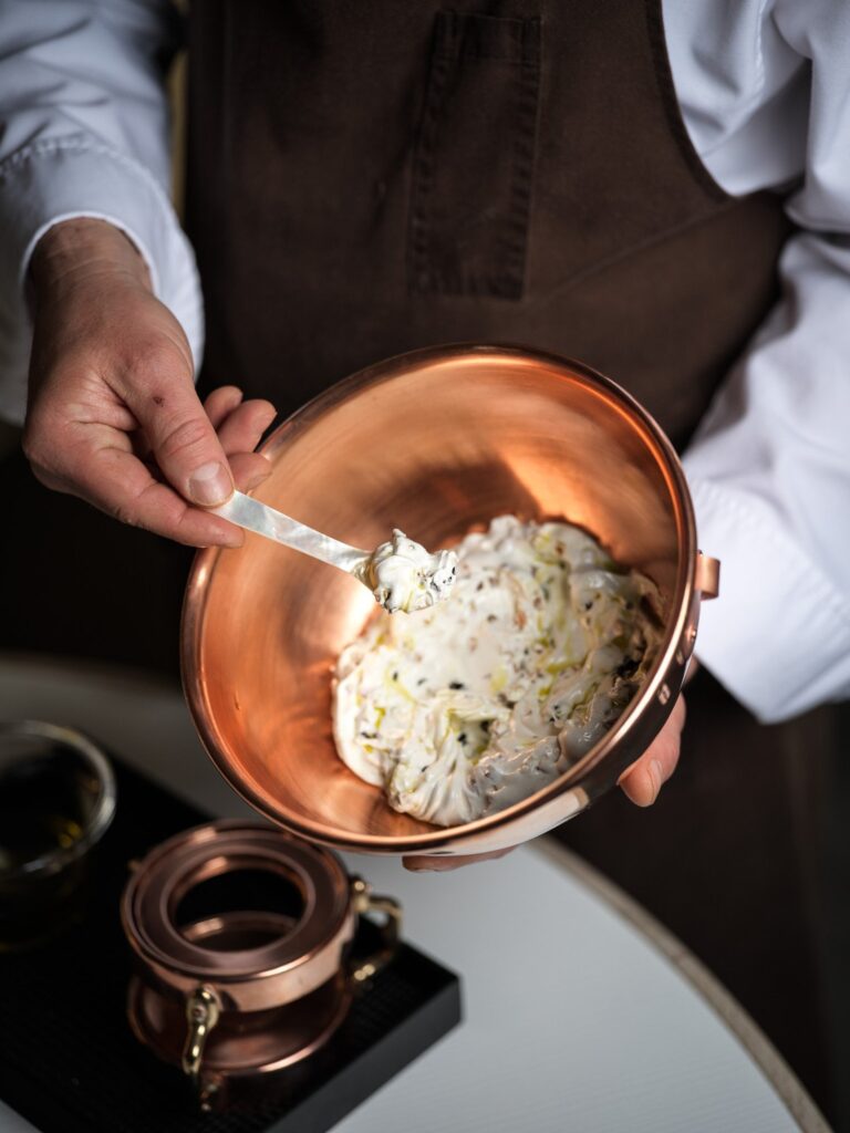 Crème à la truffe servie à la cuillère de nacre dans un cul-de-poule en cuivre, Fabien Ferré, Le Castellet