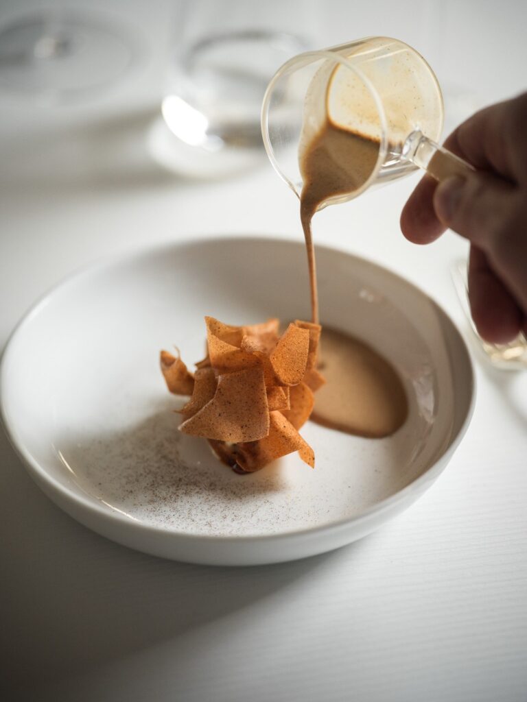 Sauce versée sur un dessert en tuiles, Fabien Ferré, Le Castellet