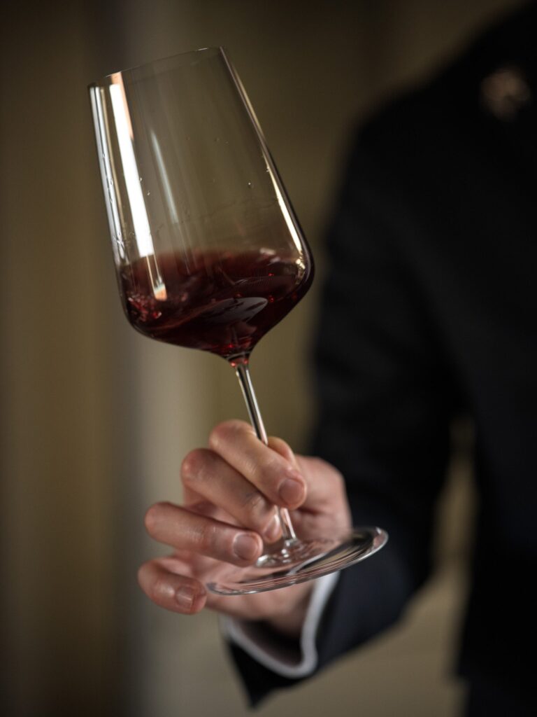 Verre de vin rouge tenu par le sommelier, Fabien Ferré, Le Castellet