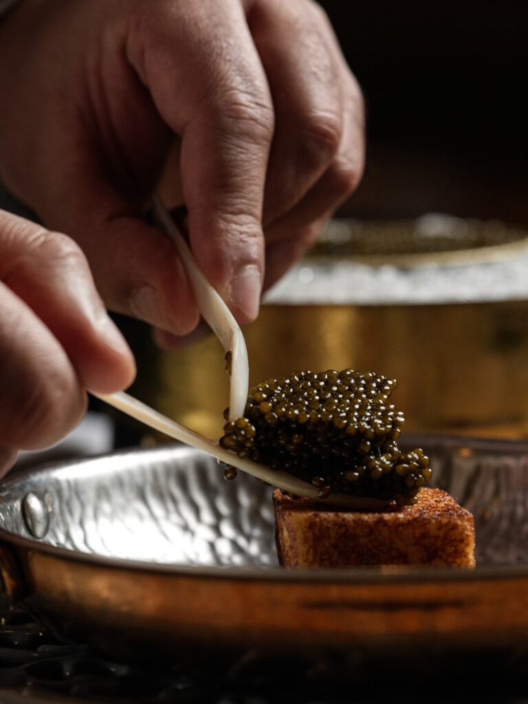 Caviar déposé à la cuillère de nacre, La Scène — Stéphanie Le Quellec