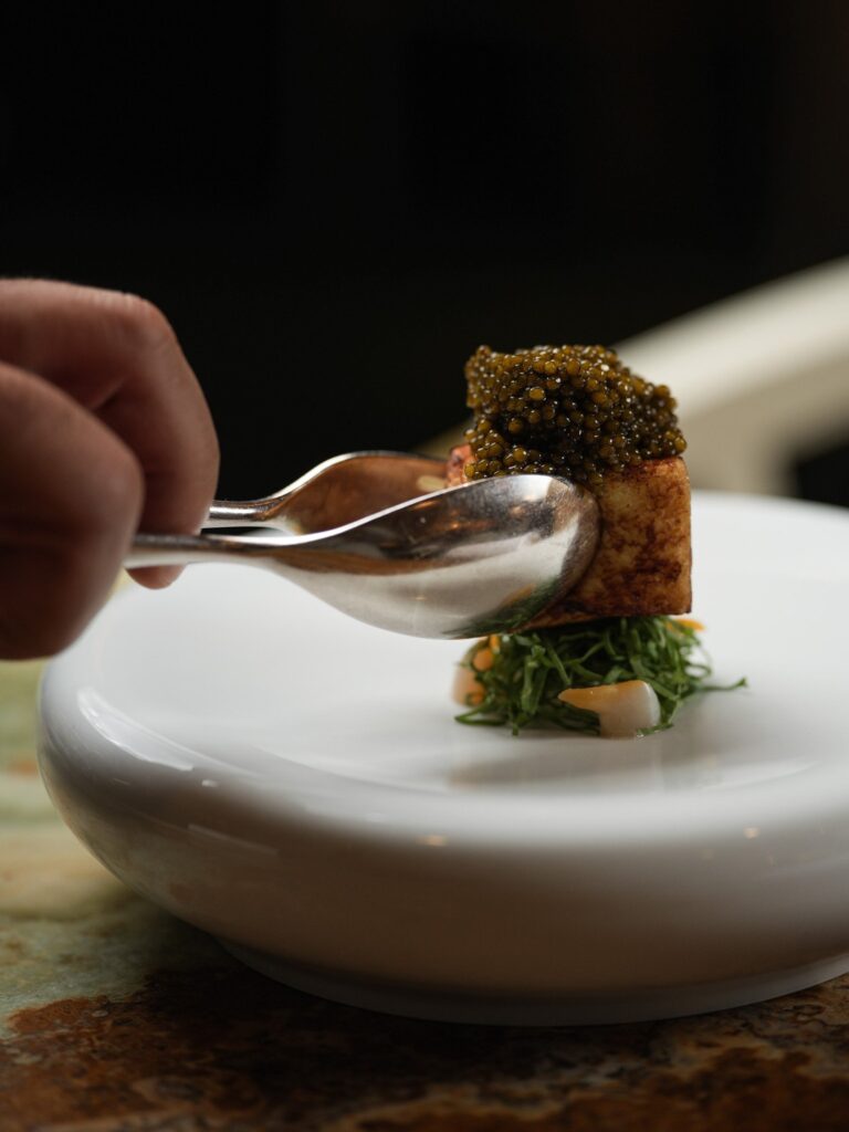 Brioche au caviar dressée à la pince, La Scène — Stéphanie Le Quellec