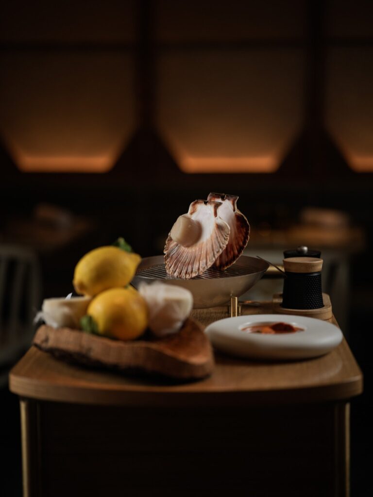 Saint-Jacques, citrons et service au guéridon, La Scène — Stéphanie Le Quellec