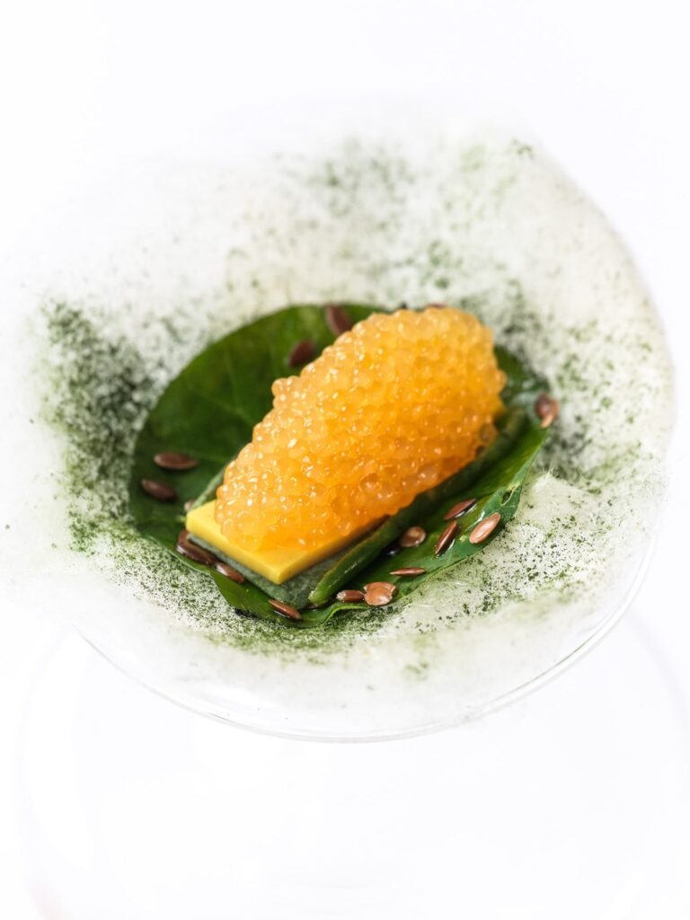 Assiette d’Alexandre Mazzia, perles orangées sur feuille verte