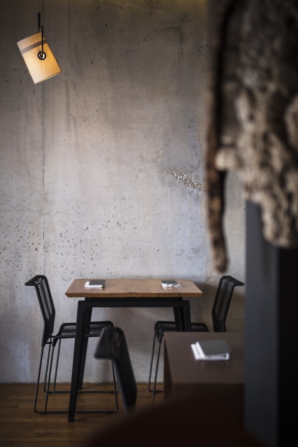 Salle du restaurant AM par Alexandre Mazzia à Marseille, mur de béton