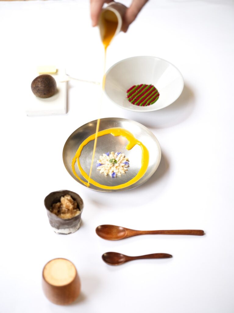 Sauce versée en cercle, cuillères de bois et pain, AM par Alexandre Mazzia