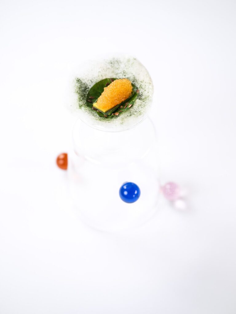 Bouchée posée sur un verre aux billes de couleur, AM par Alexandre Mazzia