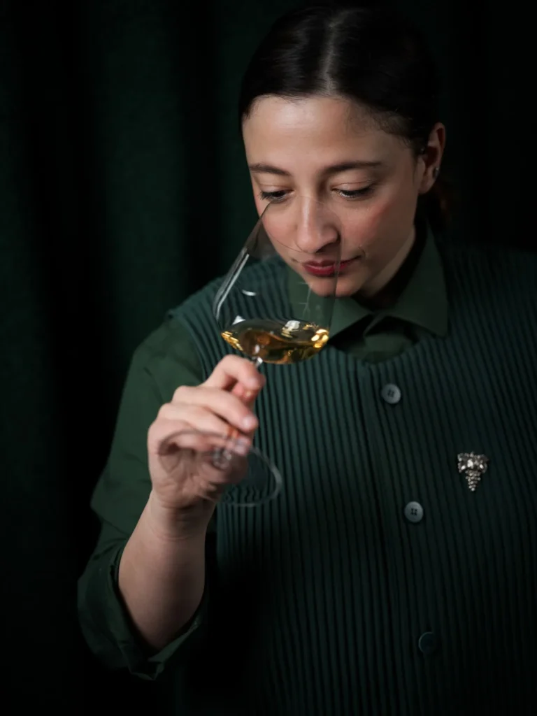Agnese Morandi, sommelière de Table — Bruno Verjus, hume un verre de vin blanc, portrait par Stéphane Riss