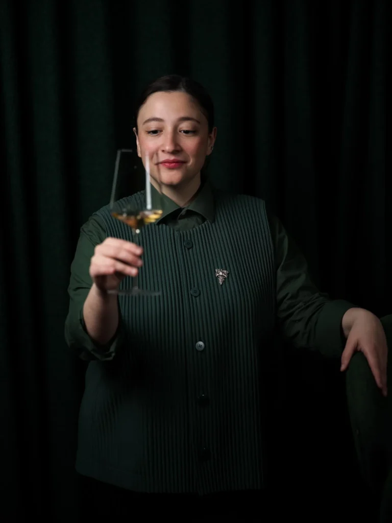 Agnese Morandi, sommelière de Table — Bruno Verjus, lève un verre de vin blanc, portrait par Stéphane Riss