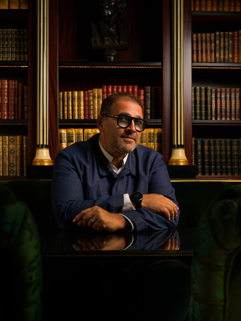 Portrait de Stéphane Riss, photographe culinaire, dans une bibliothèque