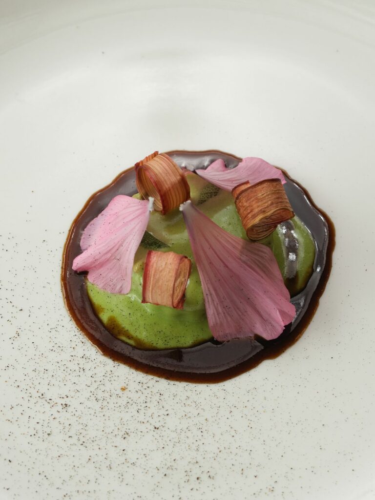 Assiette aux pétales roses, Maison Saint-Crescent