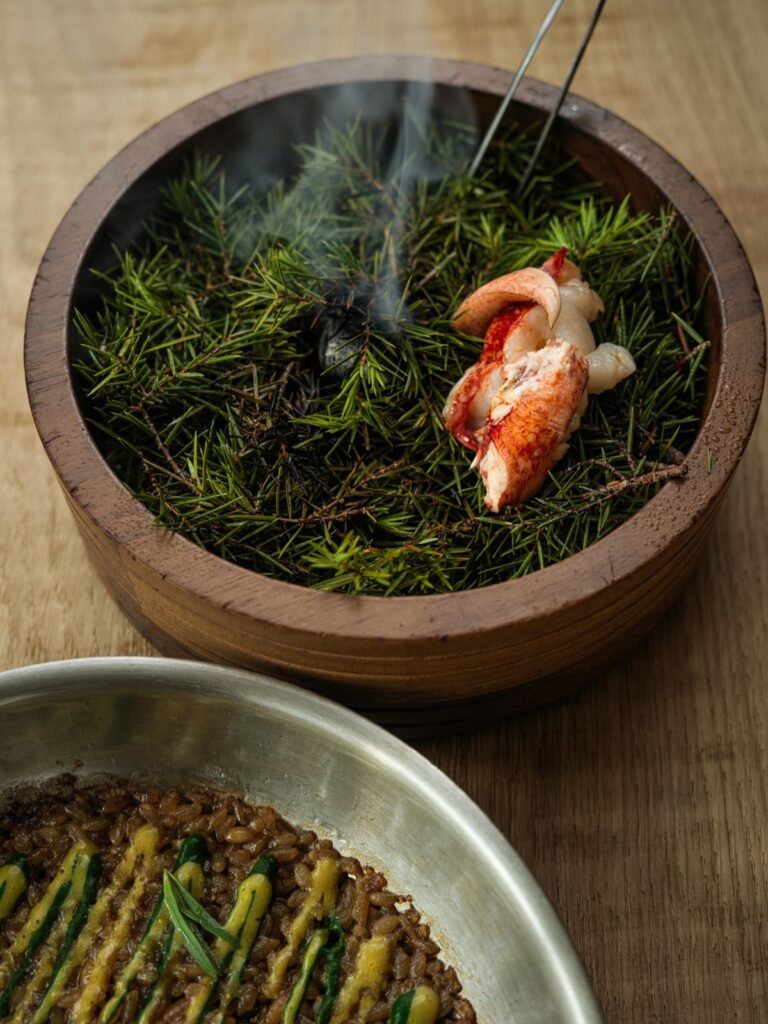 Homard servi sur des herbes fumantes, Maison Saint-Crescent