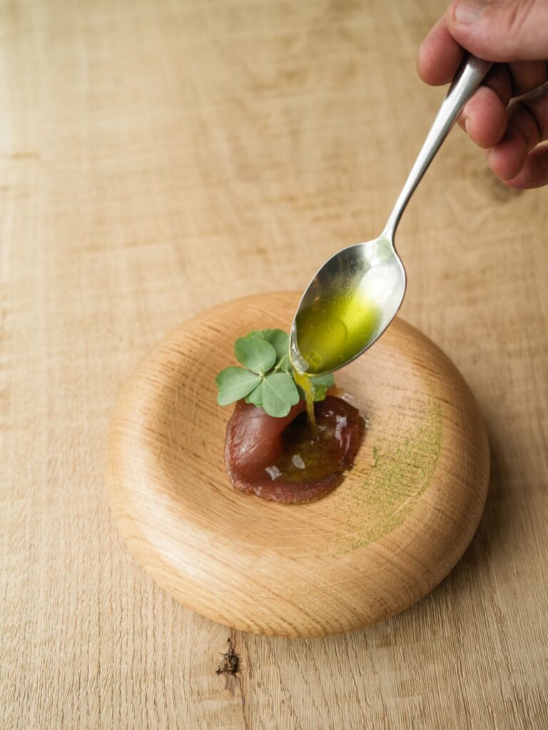 Huile versée à la cuillère sur une assiette, Maison Saint-Crescent