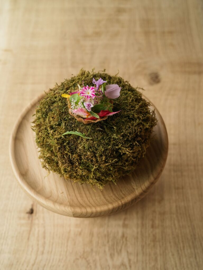 Bouchée fleurie posée sur la mousse, Maison Saint-Crescent
