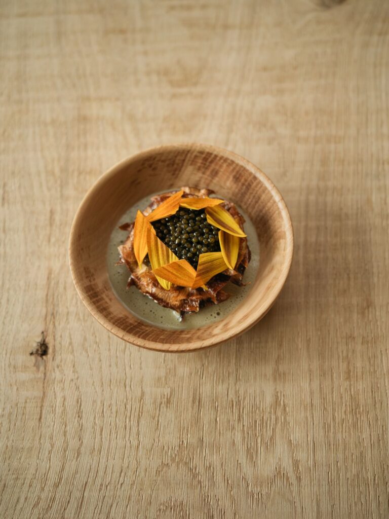 Assiette en forme de tournesol, Maison Saint-Crescent