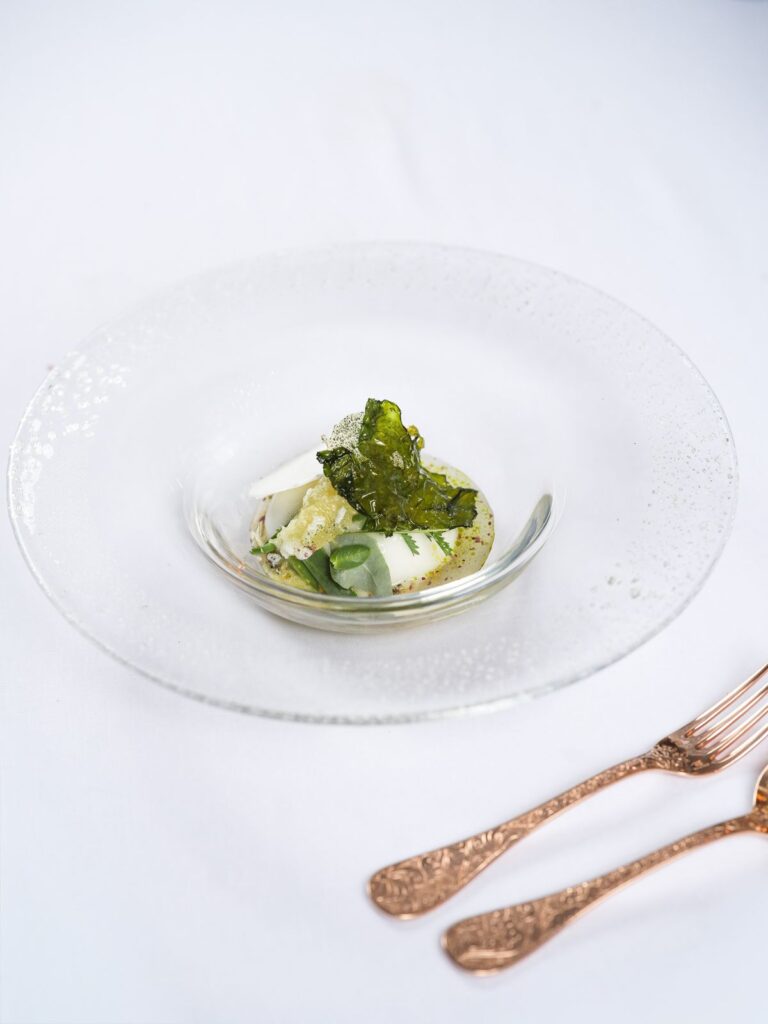 Algue croustillante sur une assiette de verre, Le Sylvestre, Saint-Rémy-de-Provence, photo Stéphane Riss