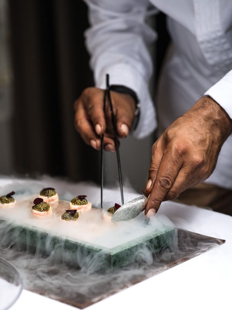 Caviar dressé sur une pierre glacée, servi à la pince, Le Sylvestre, Saint-Rémy-de-Provence, photo Stéphane Riss