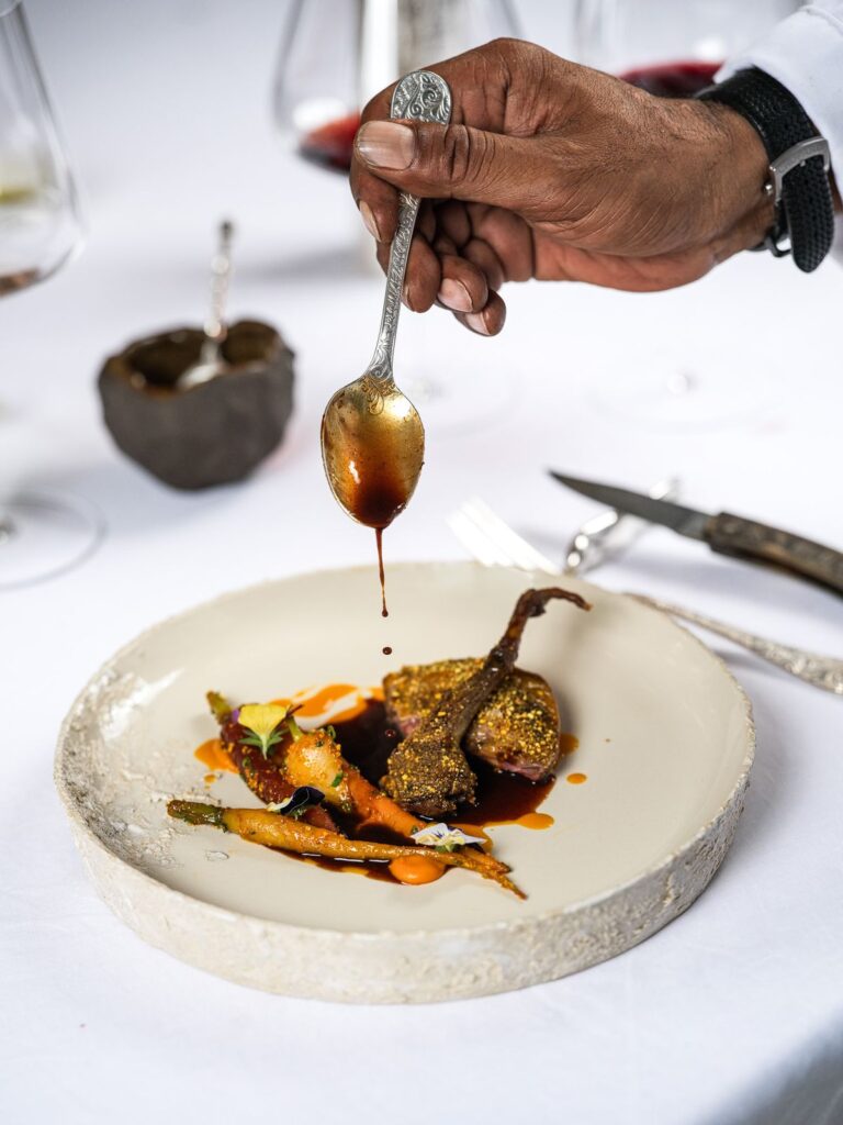 Jus versé à la cuillère sur un pigeon et des carottes, Le Sylvestre, Saint-Rémy-de-Provence, photo Stéphane Riss