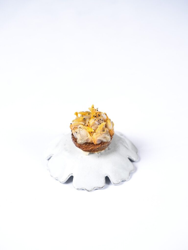 Bouchée de coquillages sur pain grillé, Table — Bruno Verjus