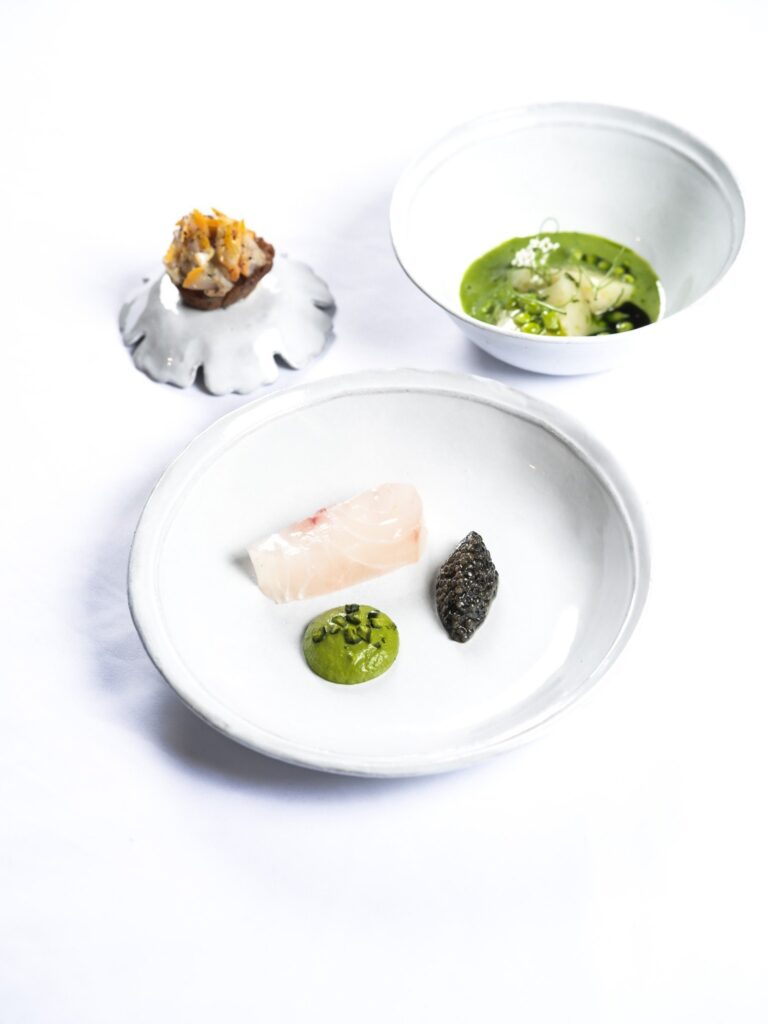 Poisson cru, caviar et purée verte, Table — Bruno Verjus