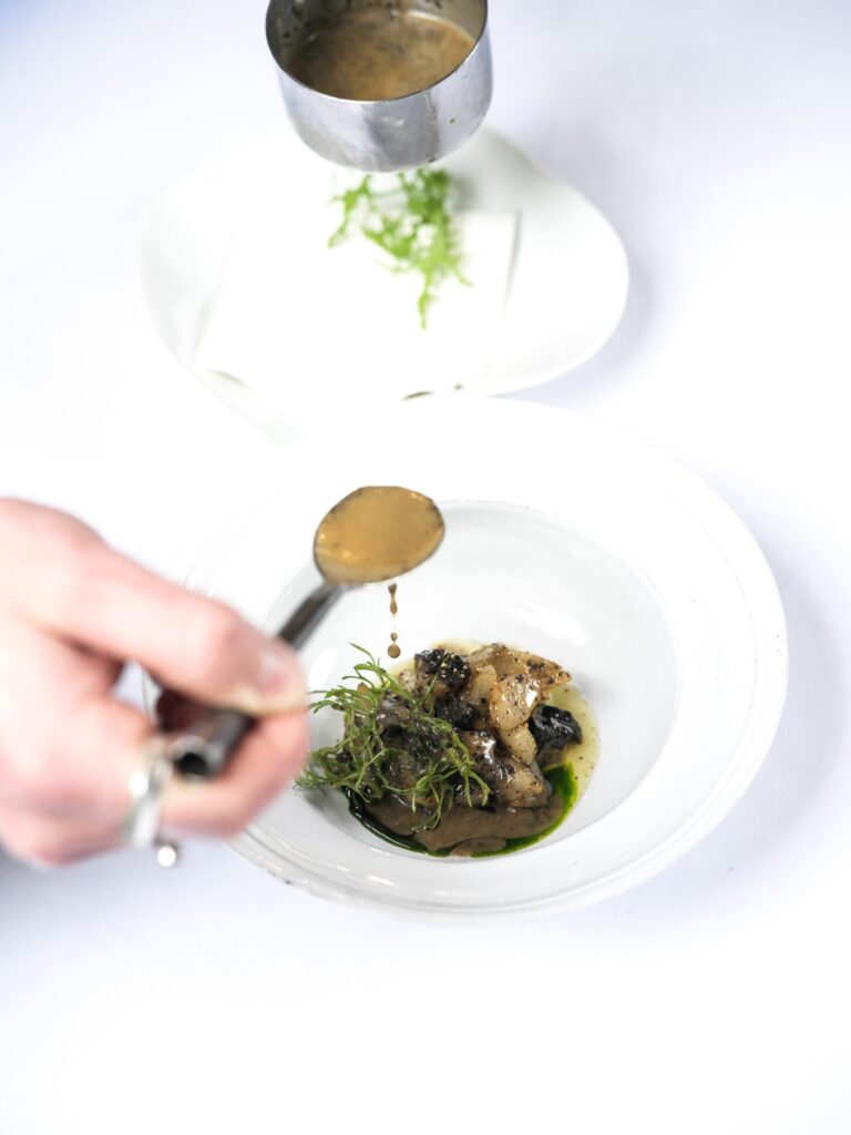 Sauce versée à la cuillère sur une assiette, Table — Bruno Verjus