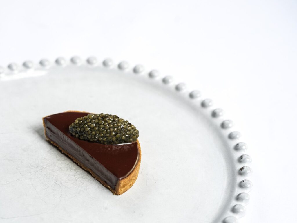 Tartelette au chocolat et caviar, Table — Bruno Verjus