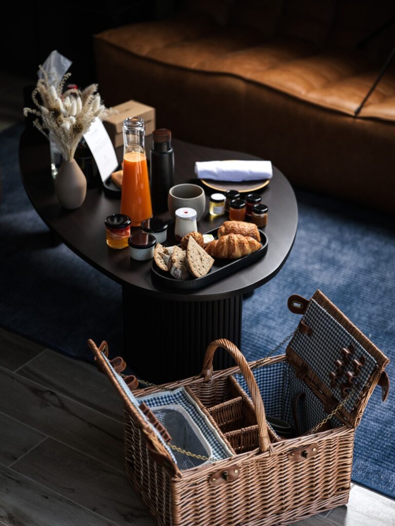 Petit-déjeuner servi en chambre et panier pique-nique, Le Verbois