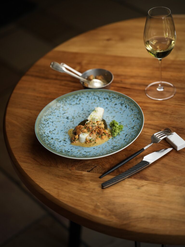 Poisson, coquillages et vin blanc, restaurant du Verbois