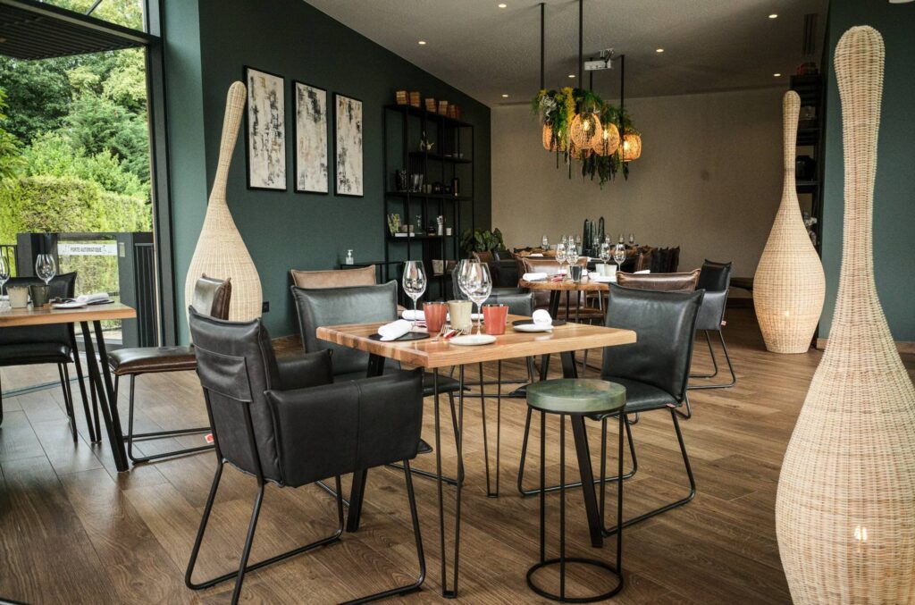 Salle du restaurant du Verbois ouverte sur le jardin