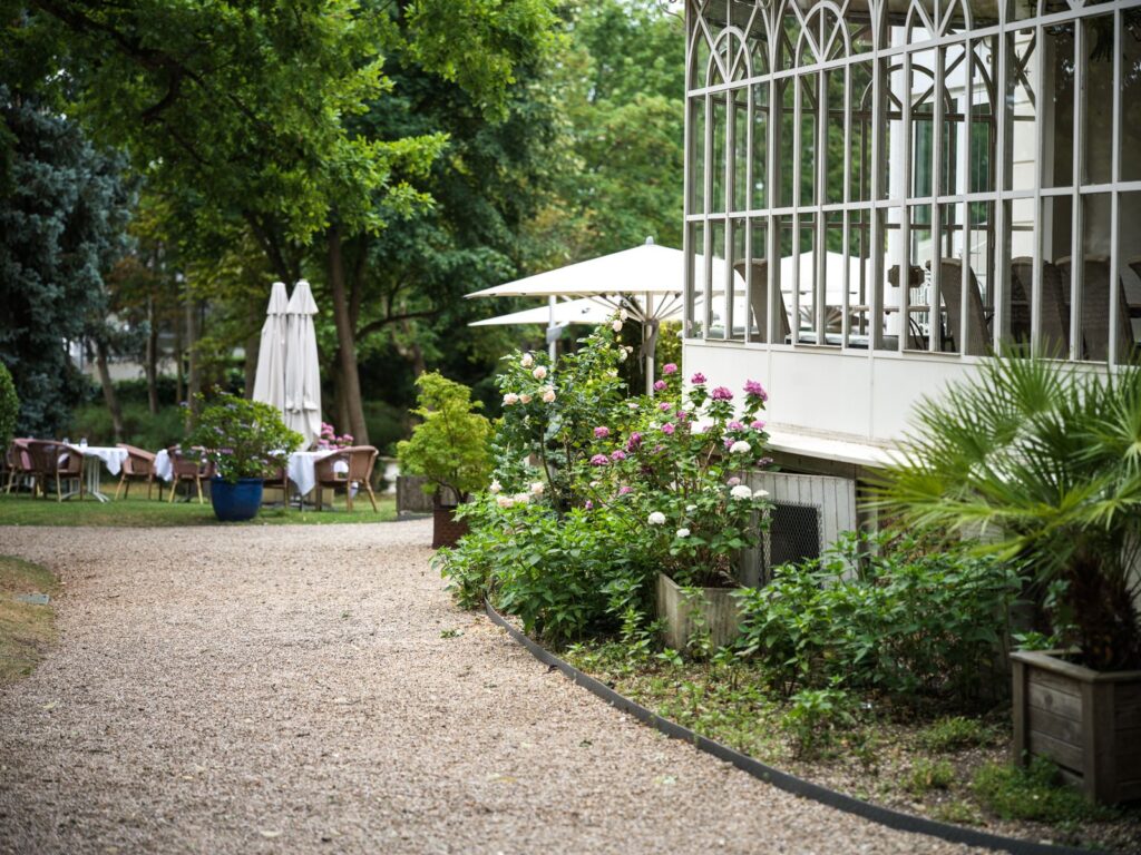 Allée et véranda de La Vieille Fontaine à Maisons-Laffitte
