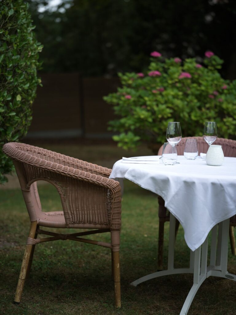 Table dressée dans le jardin de La Vieille Fontaine
