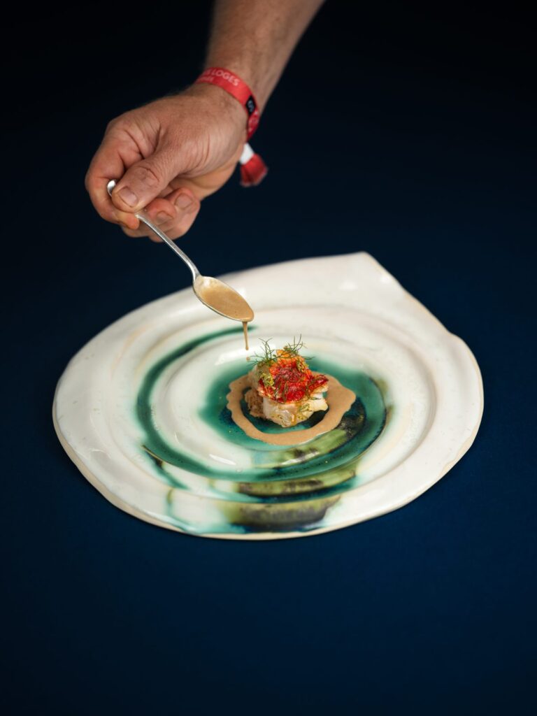 Sauce versée sur une assiette en spirale, Zostera